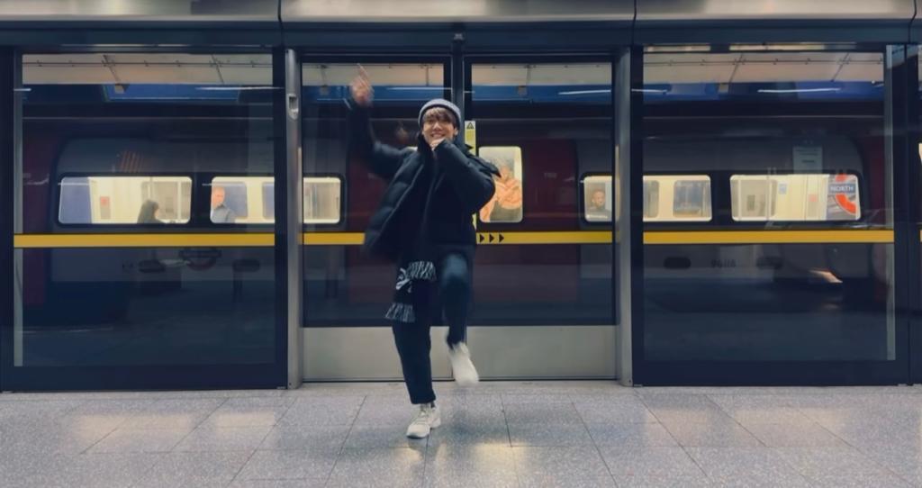 林家謙在倫敦地鐵站跳唱《特倫斯夢遊仙境》,表現雀躍。