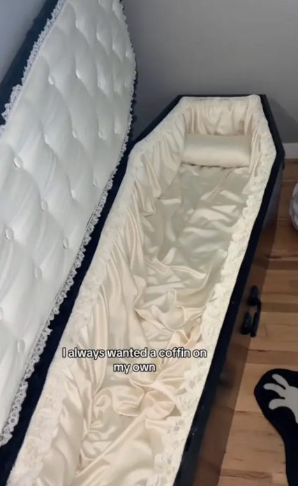 美國女網紅「悲傷辣妹」(Sad Spice)分享自己的閨房,竟然有一座棺材,她聲稱平常都「瞓棺材」以逃避問題。(影片截圖)