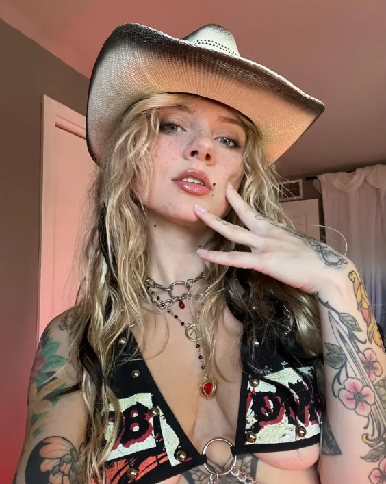 美國女網紅「悲傷辣妹」(Sad Spice)分享自己的閨房,竟然有一座棺材,她聲稱平常都「瞓棺材」以逃避問題。(影片截圖)