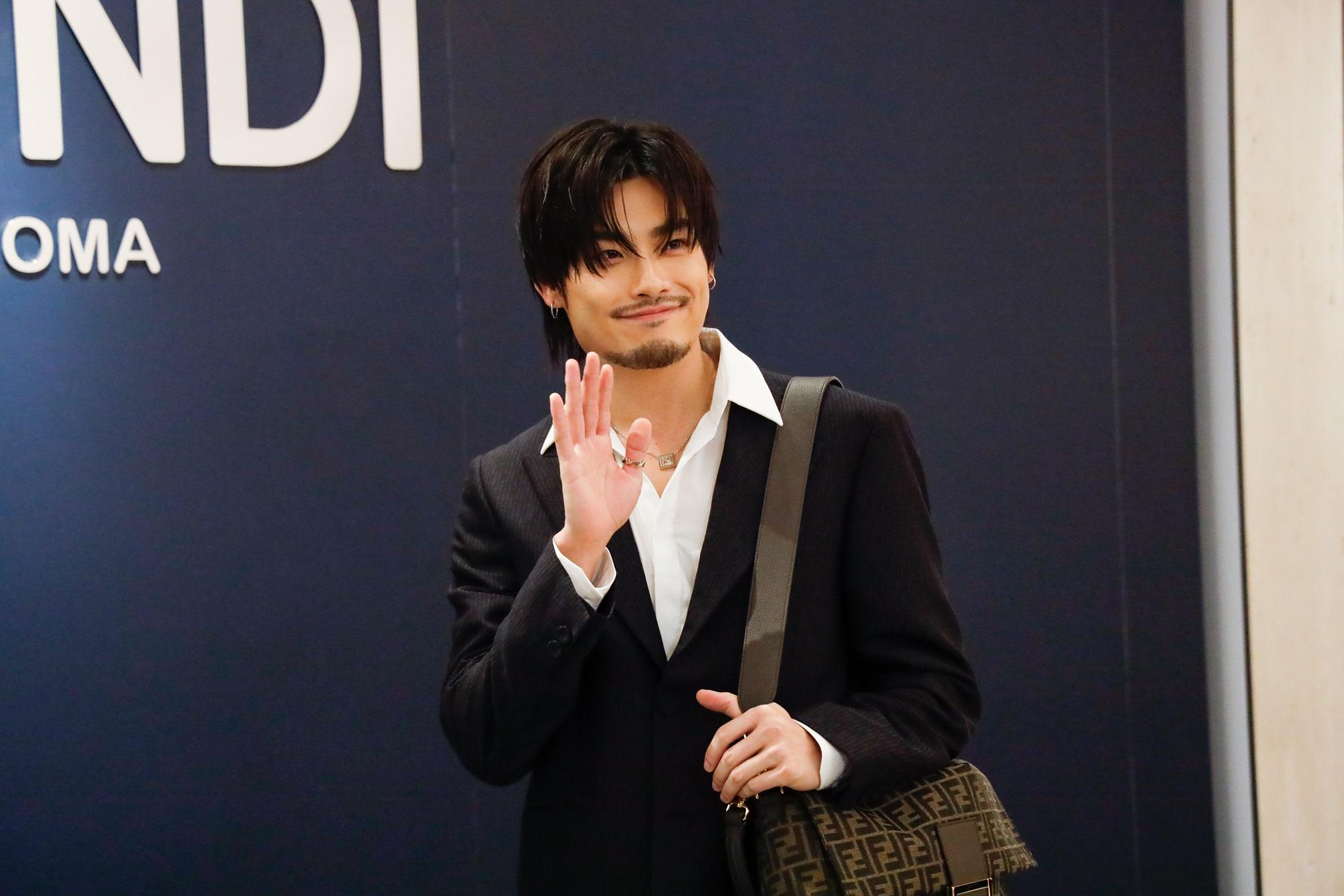 黃溢濠被指西裝look激似林家棟的「東莞仔」造型。