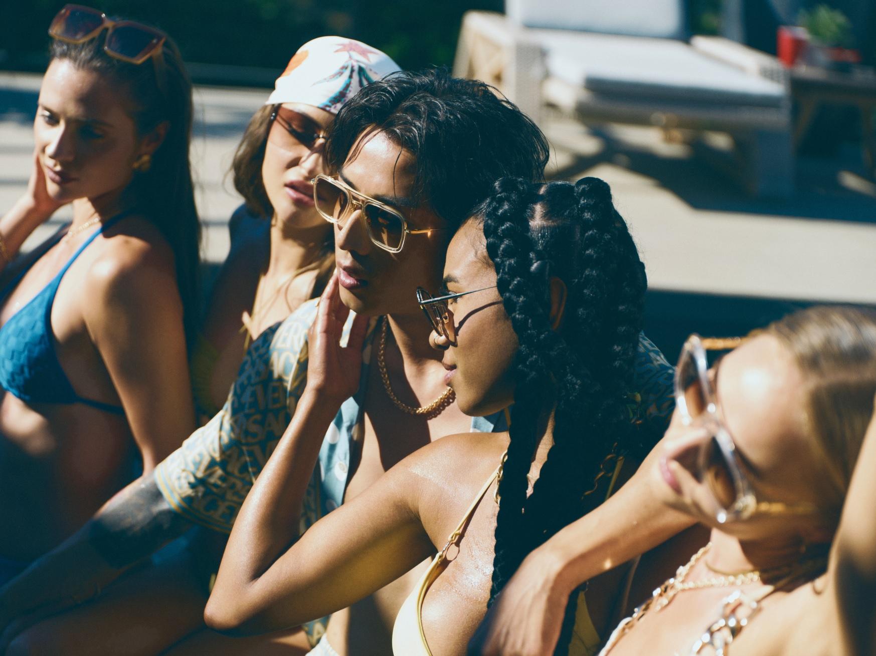 AK新歌《Blue Monkey》MV氛圍,AK在美女相伴下大騷八嚿腹肌。