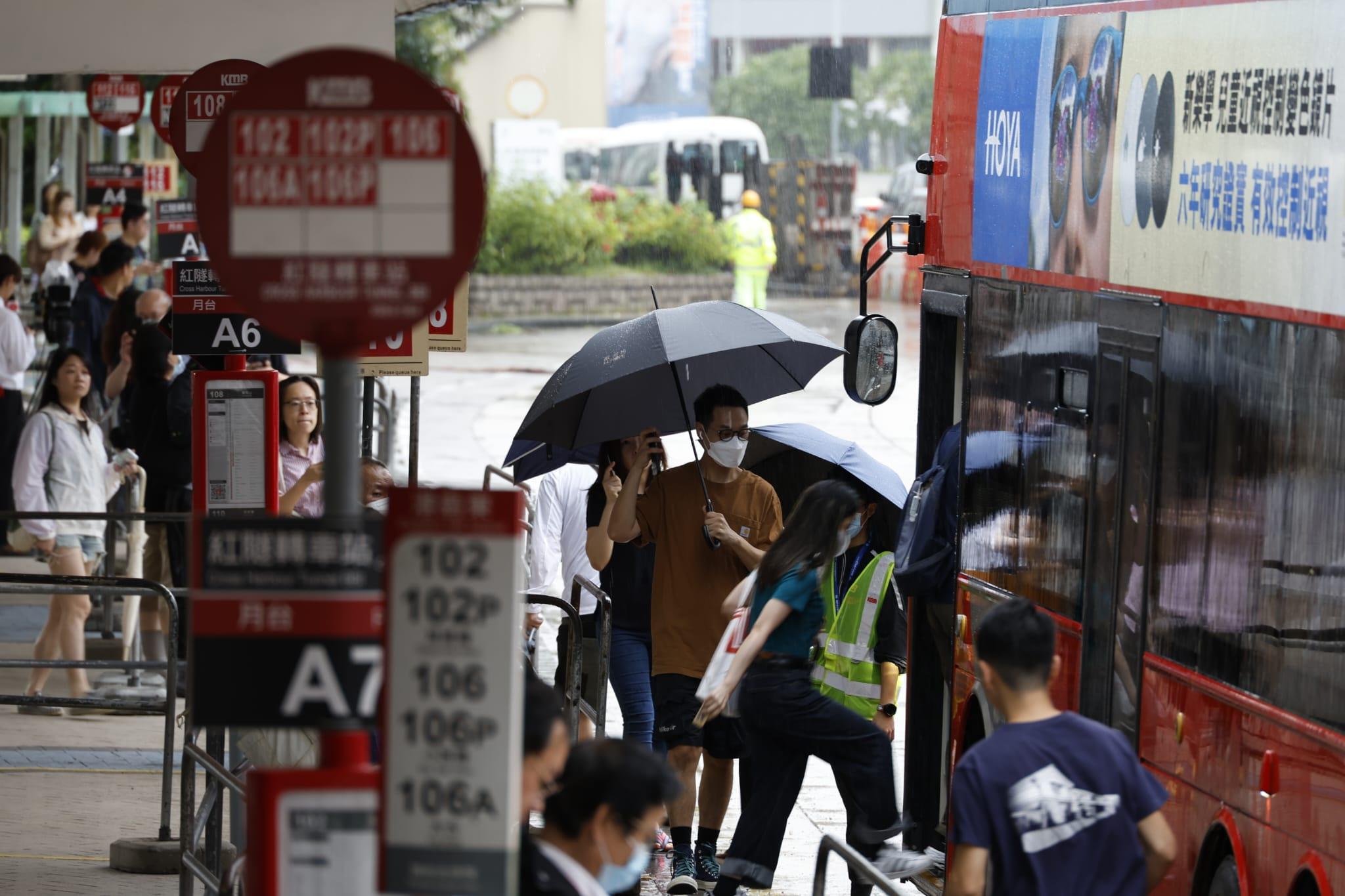 在紅磡巴士轉車站,擠滿了趕著上班的市民。(林俊源攝)