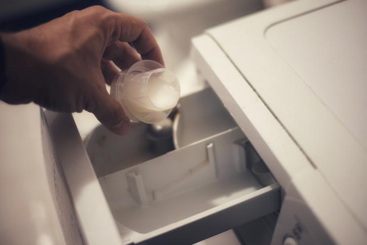 廚餘製作成環保酵素用途2丨洗衫,以3湯匙梳打粉、100-150ml環保酵素混和適量水,可以代替洗衣粉或洗衣液。(Getty Images)