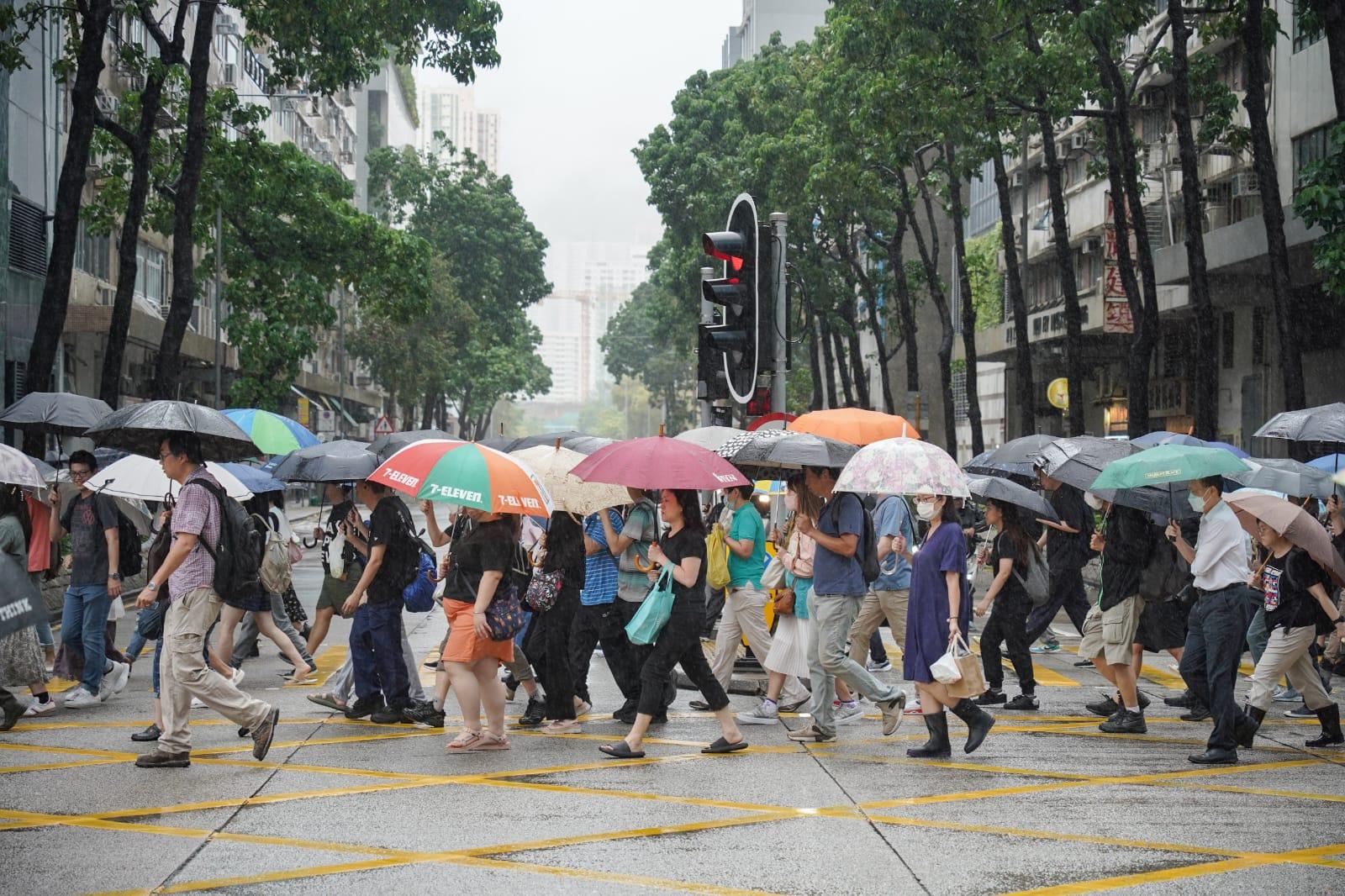 九龍灣出現上班人潮。(林俊源攝)