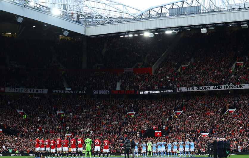 奧脫福舉行向已故名宿卜比查爾頓致敬的儀式。(路透社)