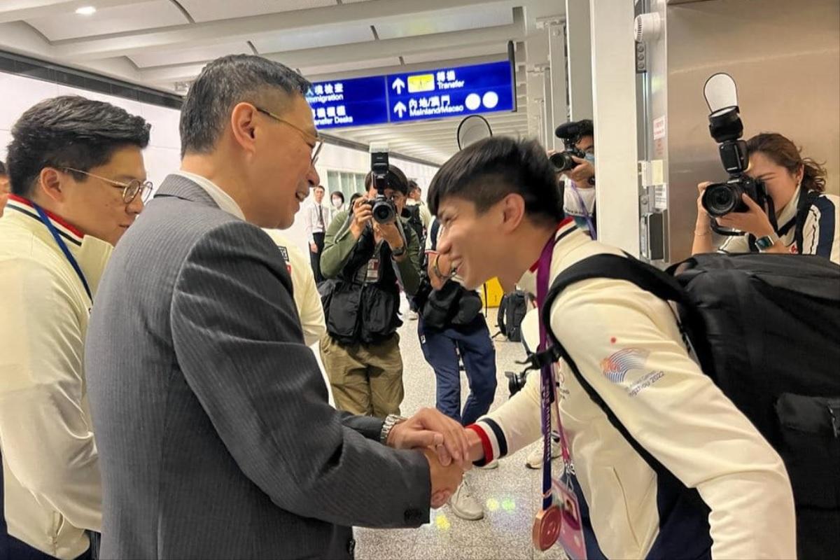 (左起)霍啟剛和楊潤雄於客運大樓禁區迎接港隊運動員落機。(楊潤雄FB)