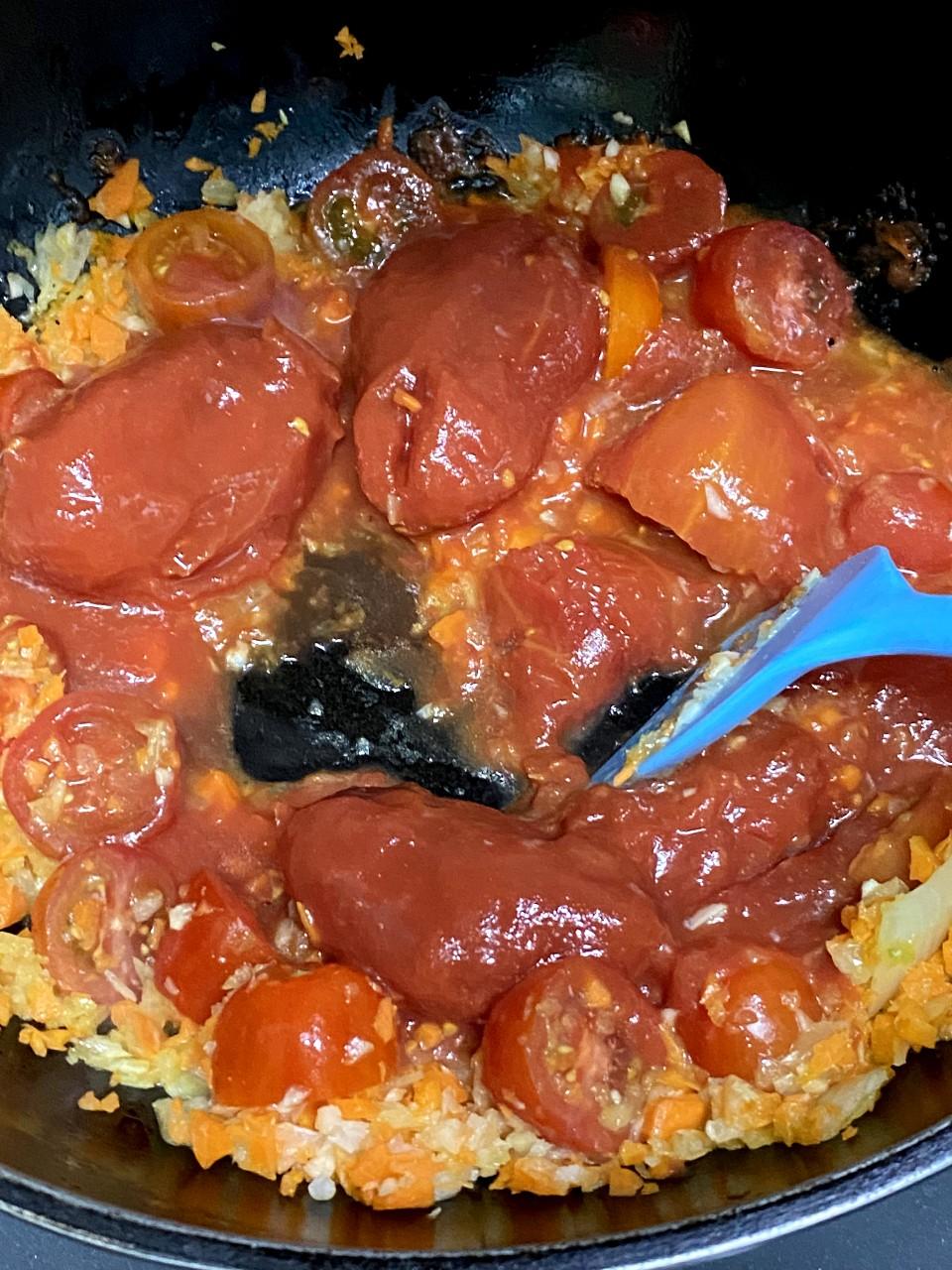 肉醬意粉食譜│燒熱油,爆洋葱和蒜頭,加入甘筍和車厘茄爆一爆,倒入原罐番茄,壓爛。