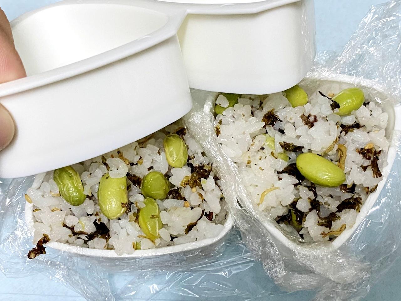 枝豆小飯團食譜,珍珠米稍浸10分鐘,如常加水煮飯。枝豆烚20分鐘至熟,剝殼。飯熟,稍為撥飯米飯,加鹽調味,加入枝豆和紫菜拌勻,在飯團模具鋪上保鮮紙,填入飯,壓實,用保鮮紙包住即可