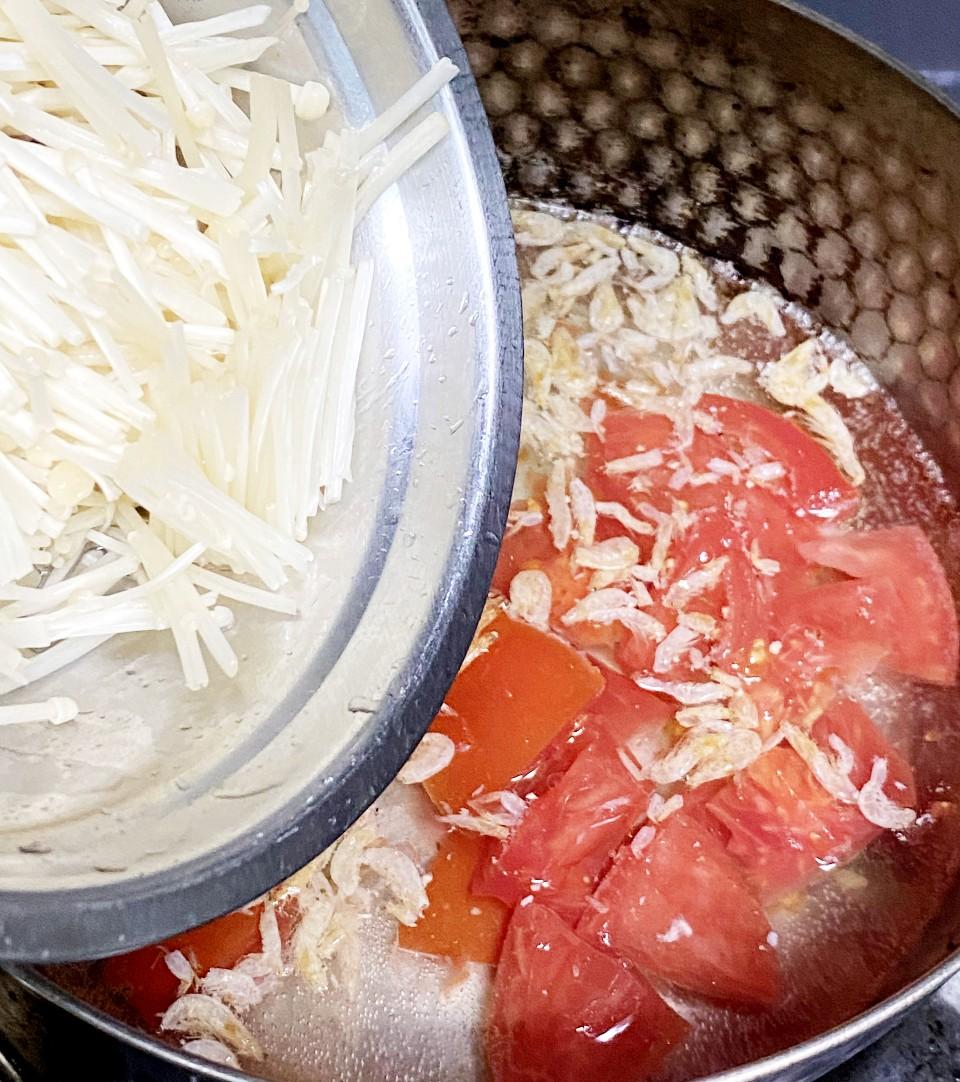 枝豆小飯團食譜,金菇切段,番茄切粒。待清湯滾起,加入金菇、番茄和蝦皮,滾5分鐘,加鹽調味,下葱花。預先用熱水把保溫杯溫熱,趁熱加入湯。烚切小朵的西蘭花。