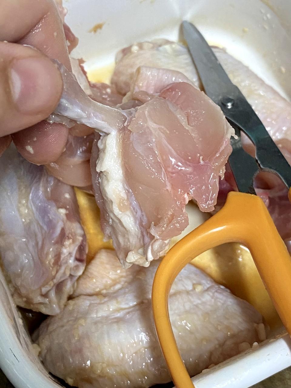 枝豆小飯團食譜,雞中翼用剪刀剪開,去掉細骨,沿大骨把雞肉剪開,往下一撥成小雞槌,加醃料略醃。燒熱鑊,放入雞槌煎至表面帶金黃,加入醬汁,收細火加蓋燜至收汁,用錫紙把雞槌頭包好。