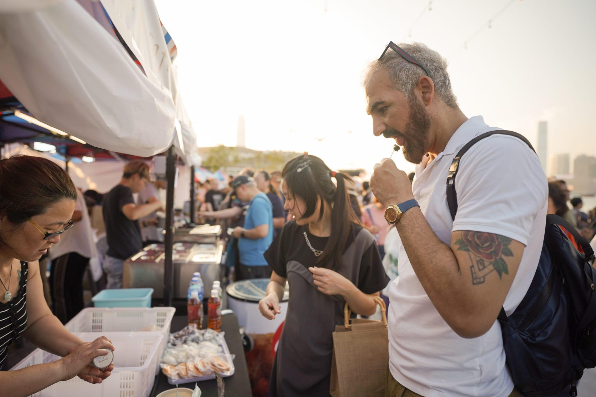 灣仔海濱市集吸引不少市民入場。(李睿哲攝)