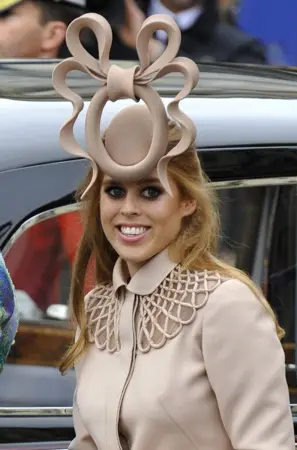 英國王室|碧翠絲公主的「餅乾帽」曾是國際笑話。(路透社)