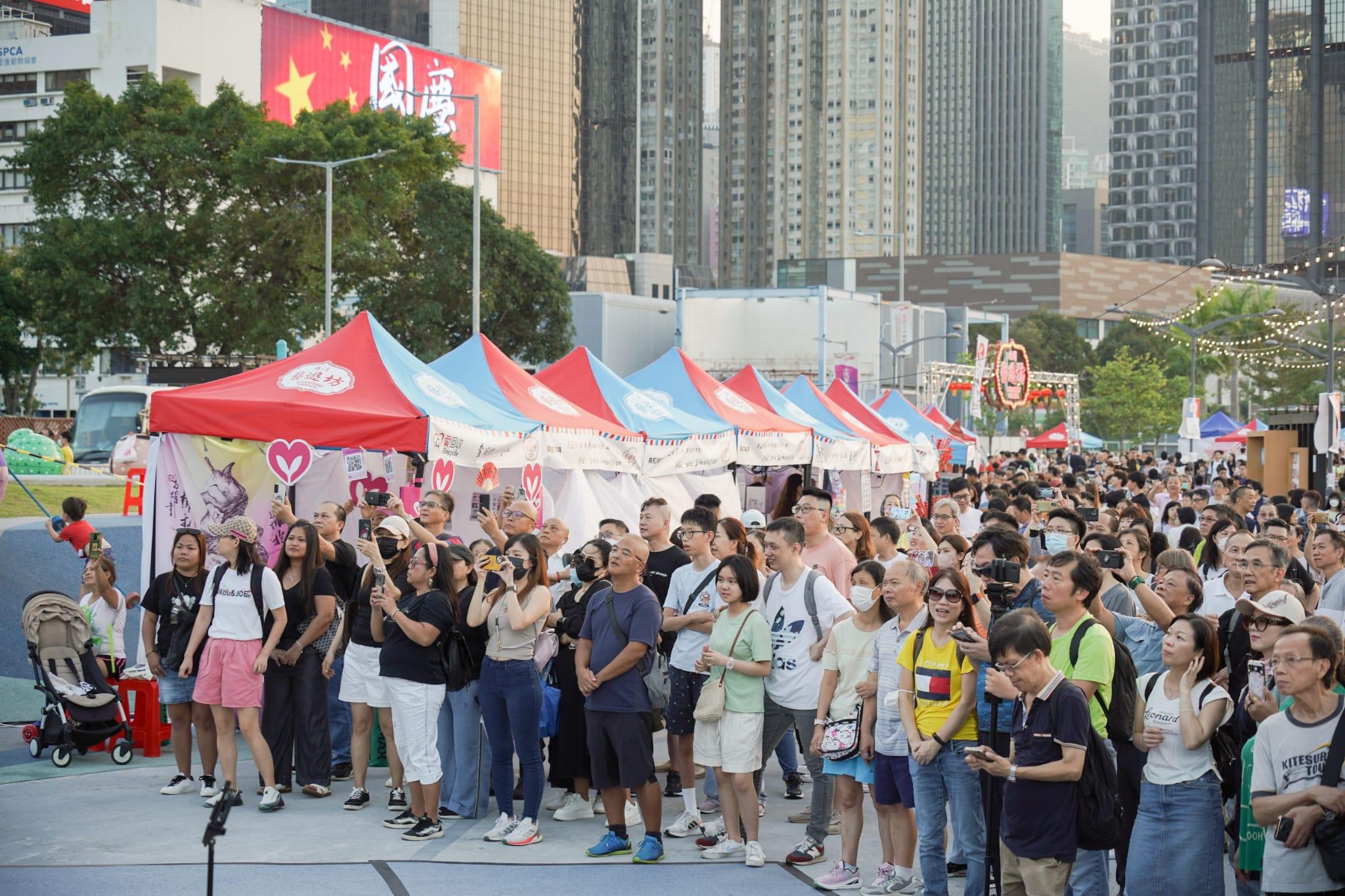 灣仔海濱市集吸引不少市民入場。(李睿哲攝)