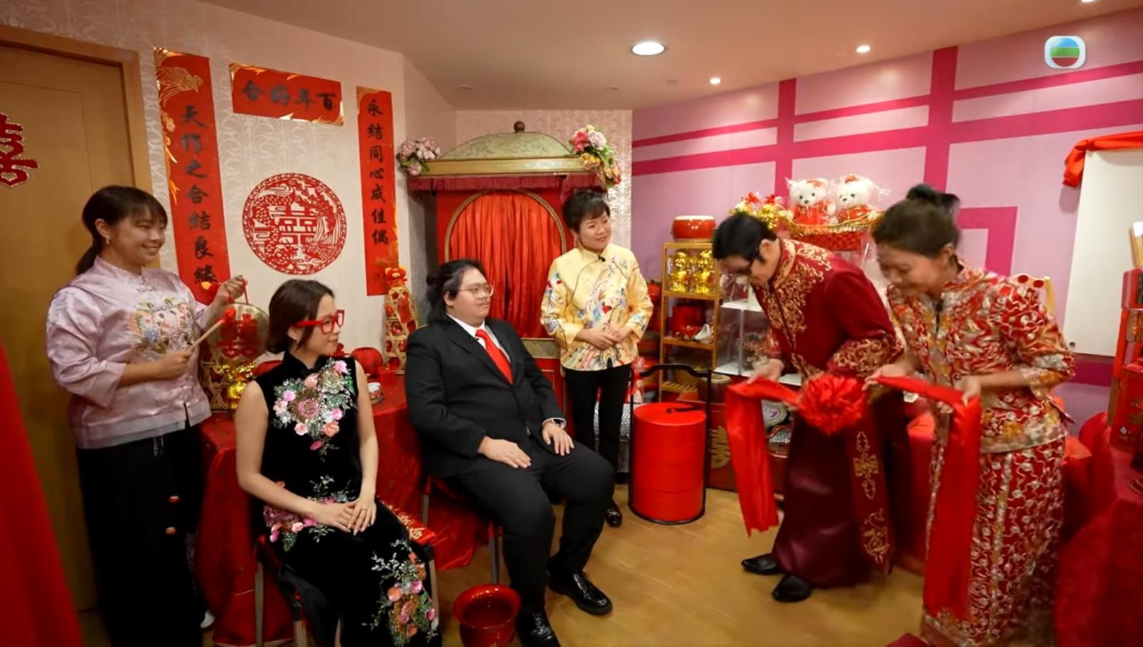 安德尊與宋芝齡在《流行都市》「拜堂結婚」,從中學習中式婚禮習俗及禁忌(《流行都市》截圖)