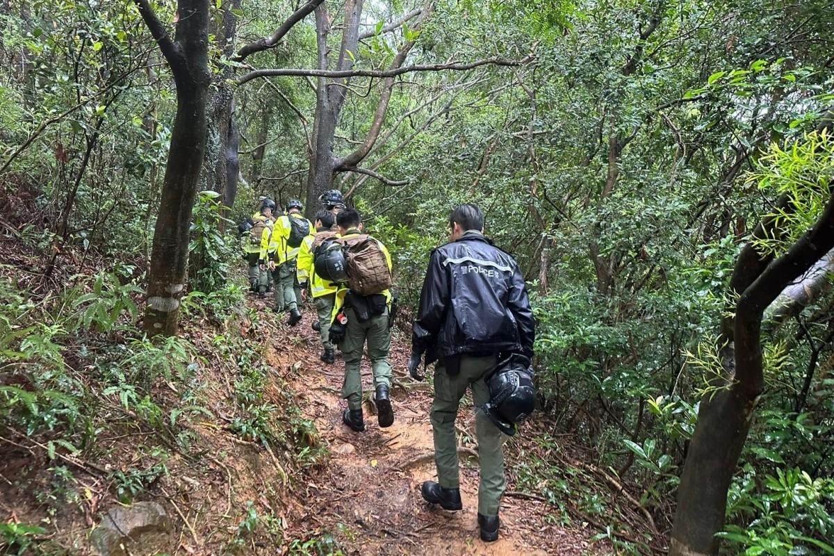 警方、消防處和民安隊在颱風襲港期間,繼續登山搜救失蹤男生曾憲哲。(警方FB圖片)