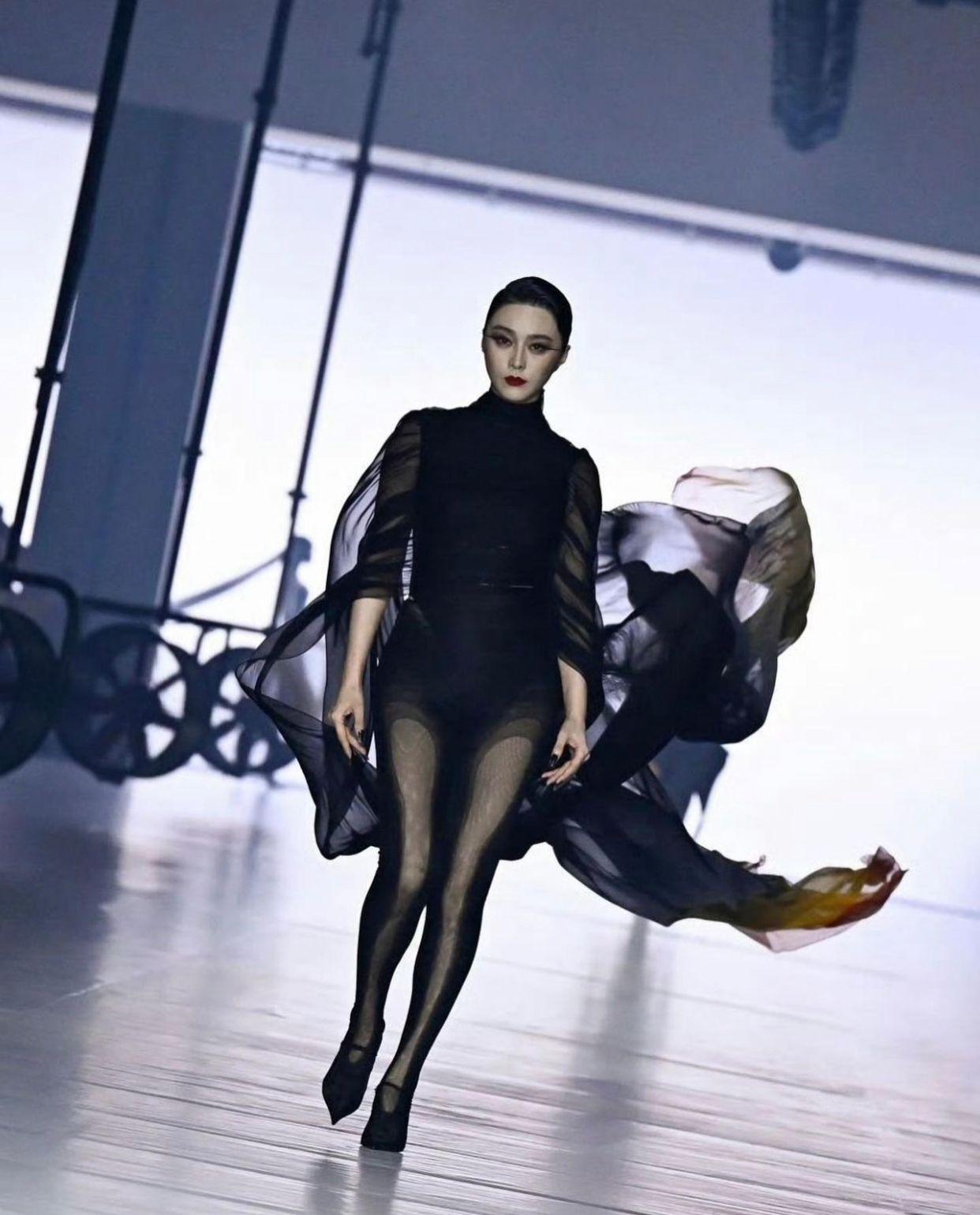 范冰冰應品牌邀請為巴黎時裝周行騷,更壓軸登場。