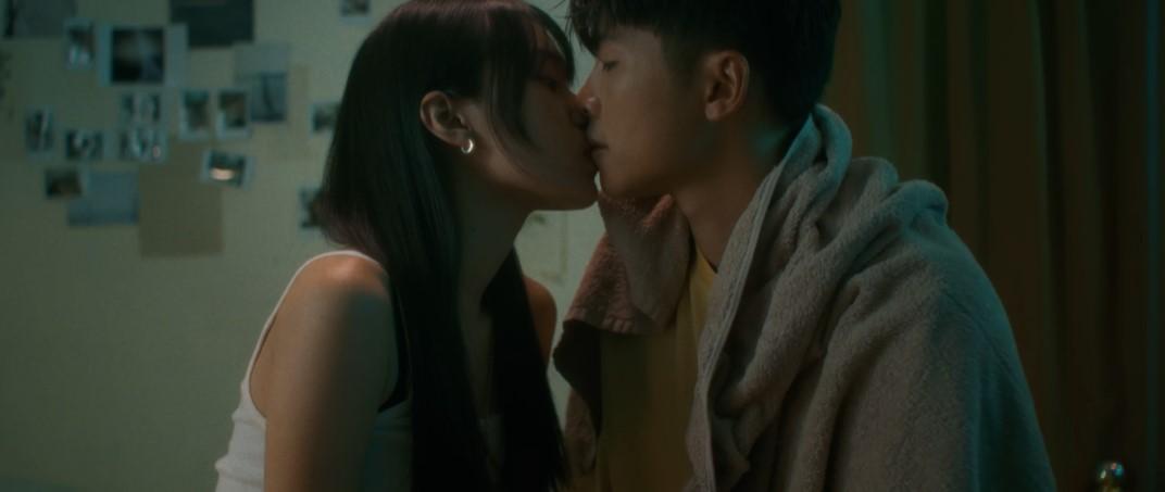 Candy為Dear Jane歌曲《浮床》擔任MV女主角,更要咀游學修。