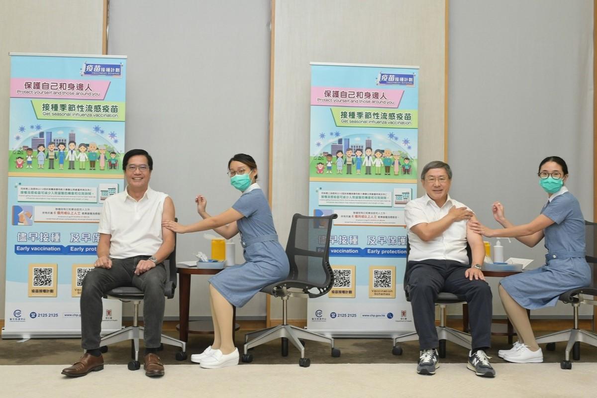 黃偉綸(左一)同卓永興(右二)都有到場打流感針。(黃偉綸FB)