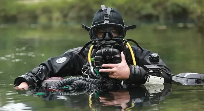 韓頲曾參與創建內地科研潛水體系,還是著名男演員吳京的技術潛水導師。 (網上圖片)