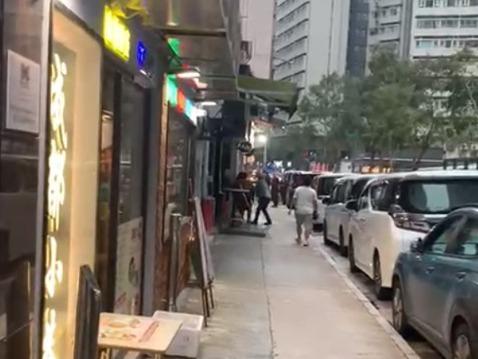 網上熱話|祼女在北角街頭大吵大鬧。(網片截圖)