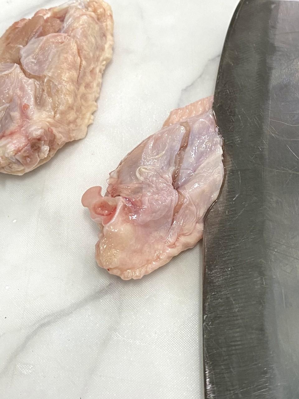 土匪雞翼食譜│雞翼底部淺割兩刀,抹乾水,放入鋪了保鮮袋的大碗中。