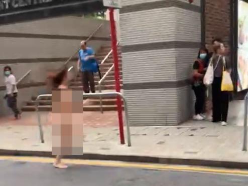 網上熱話|祼女跑向對面行人路。(網片截圖)