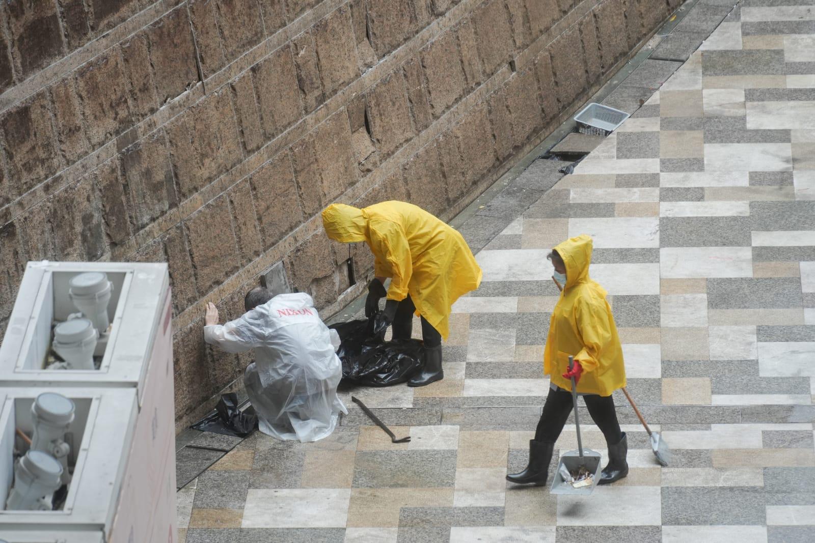 颱風小犬|有工人清理水渠。(資料圖片/李睿哲攝)