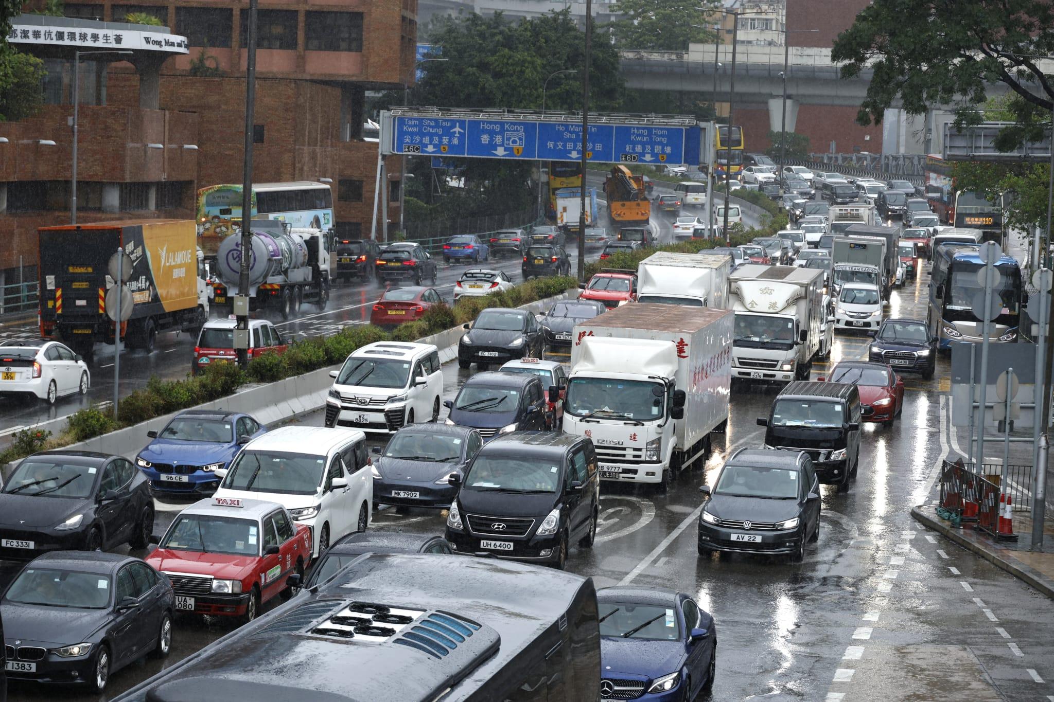 在紅磡巴士轉車站出現長長的車龍。(林俊源攝)