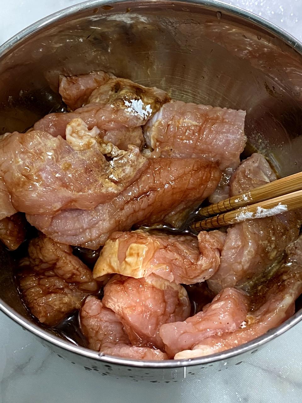 椒鹽豬扒食譜│步驟2 豬扒加糖、生抽和紹酒拌勻,加粟粉和蛋白攪拌至吸收,加點油拌勻。