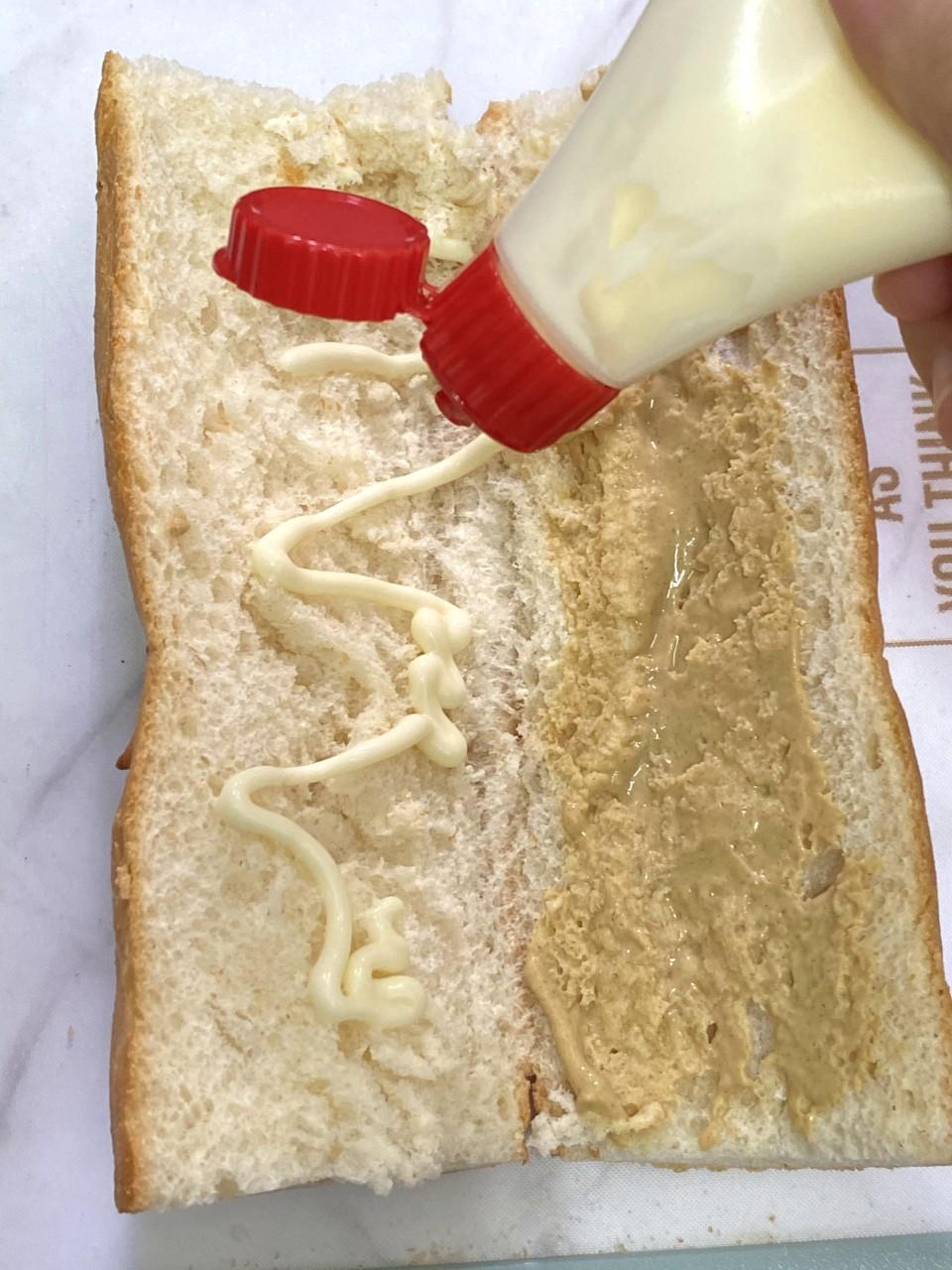 3. 法包對切但不切斷,兩邊分別薄薄塗一層蛋黃醬和法式芥末醬。