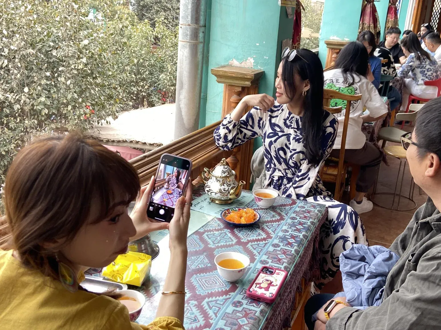 遊客最愛點上一壺88元人民幣新疆黑磚茶打卡擺拍。(圖/李宗芳攝)