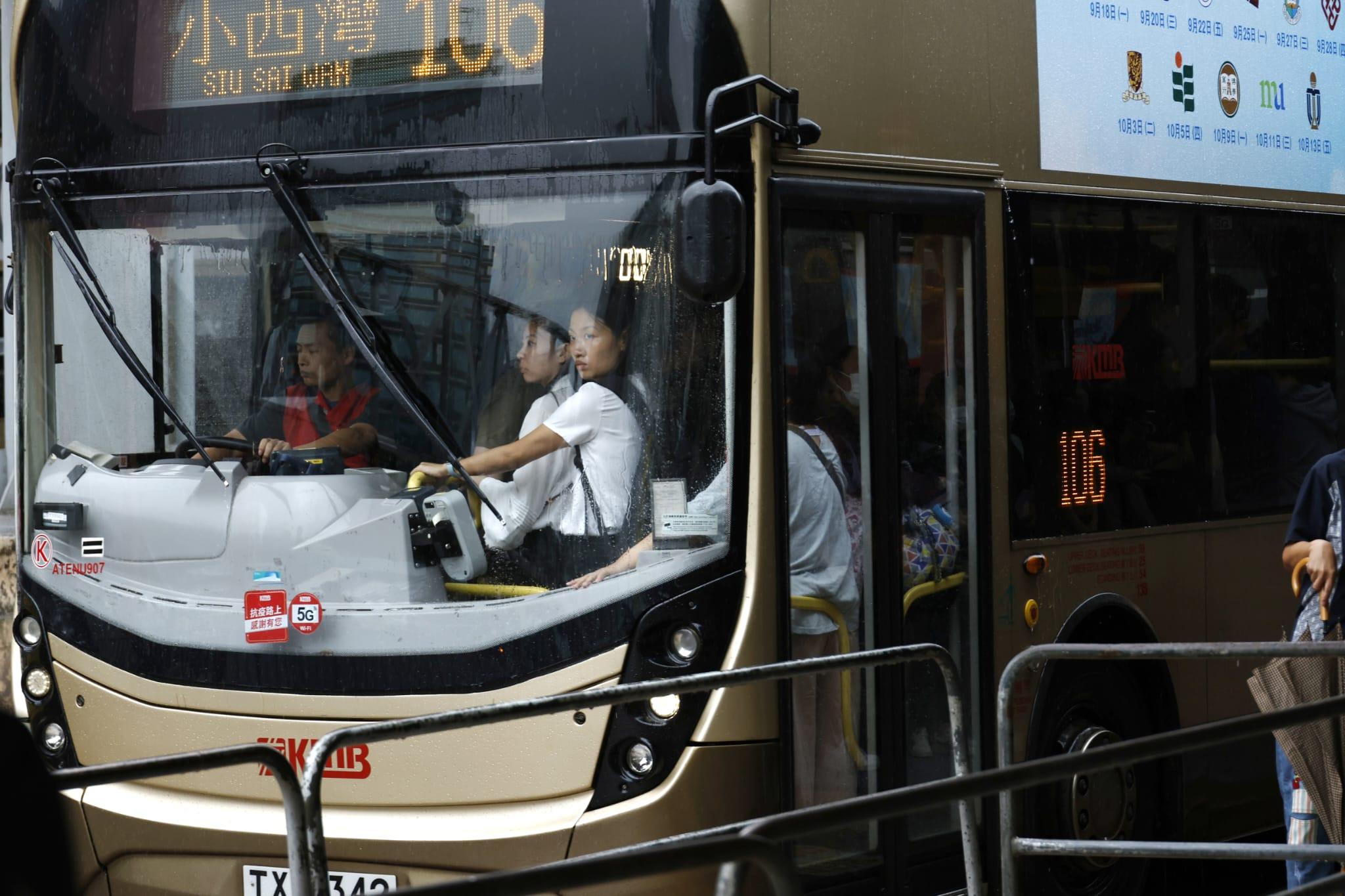 有巴士被乘客擠滿。(林俊源攝)