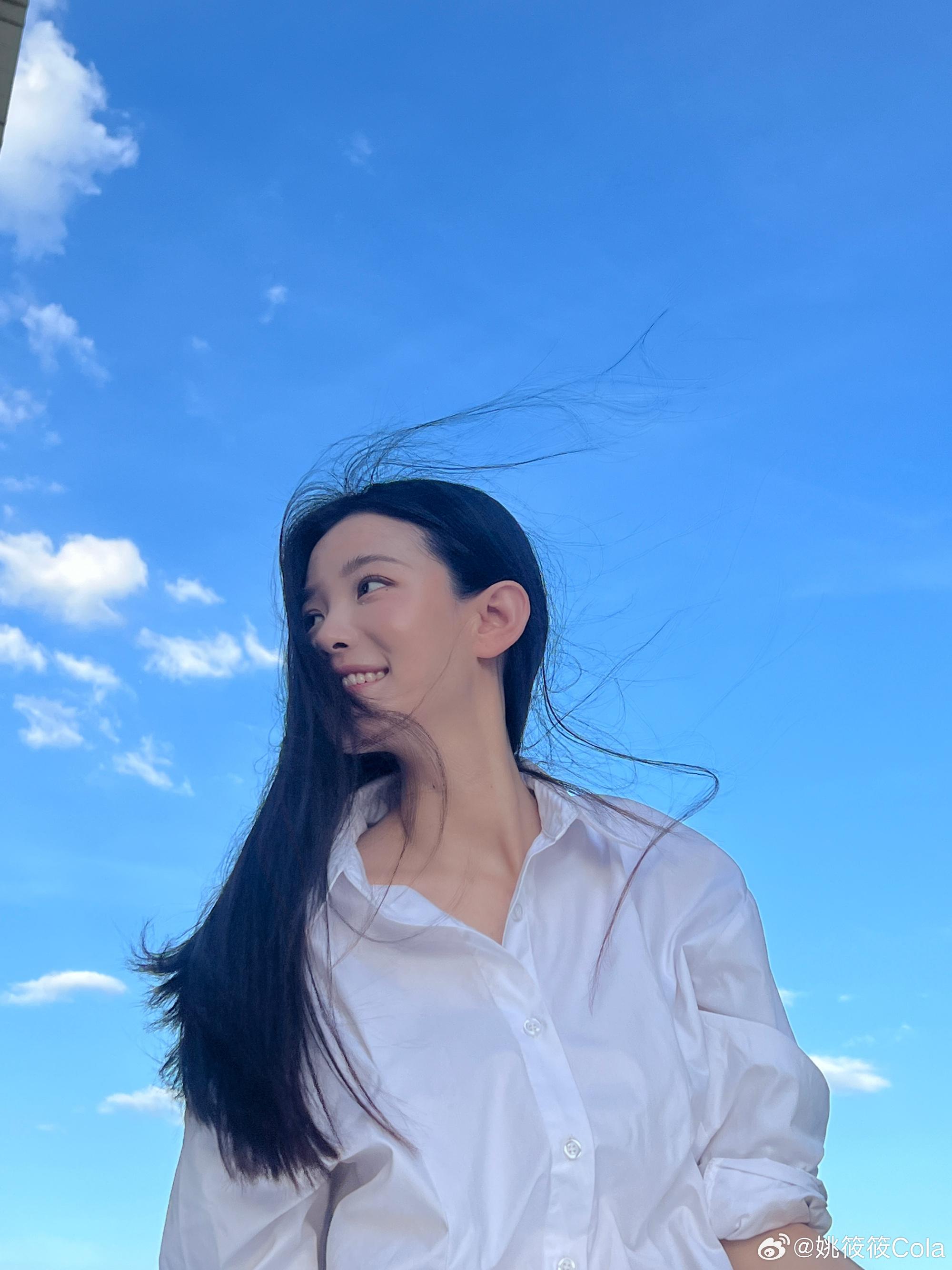 香港人在北京|秘書小莉令姚筱筱Cola成為焦點,她被讚似蔡卓妍。(姚筱筱微博)