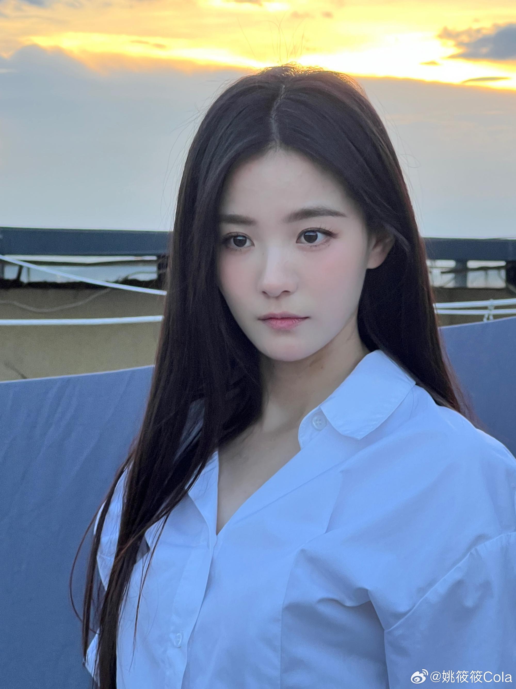 香港人在北京|秘書小莉令姚筱筱Cola成為焦點,她被讚似蔡卓妍。(姚筱筱微博)