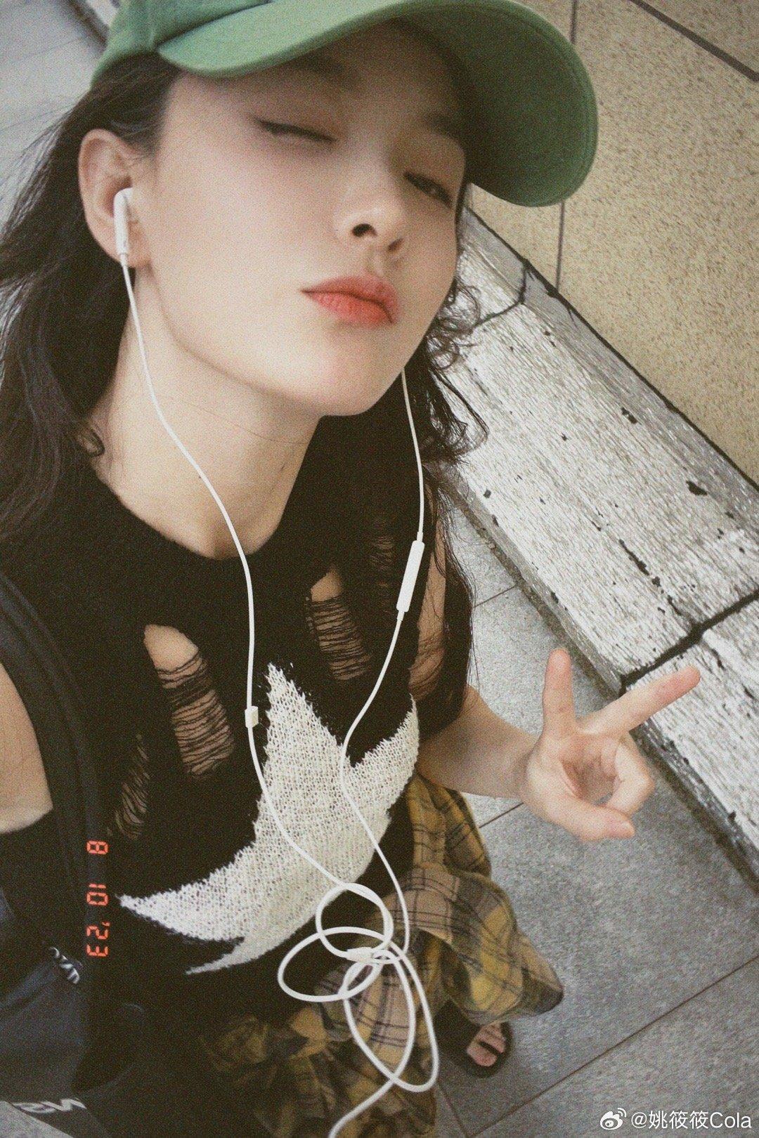 香港人在北京|秘書小莉令姚筱筱Cola成為焦點,她被讚似蔡卓妍。(姚筱筱微博)