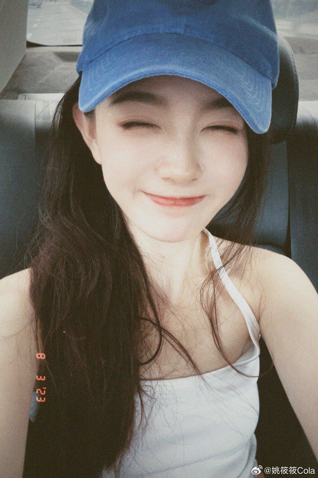 香港人在北京|秘書小莉令姚筱筱Cola成為焦點,她被讚似蔡卓妍。(姚筱筱微博)