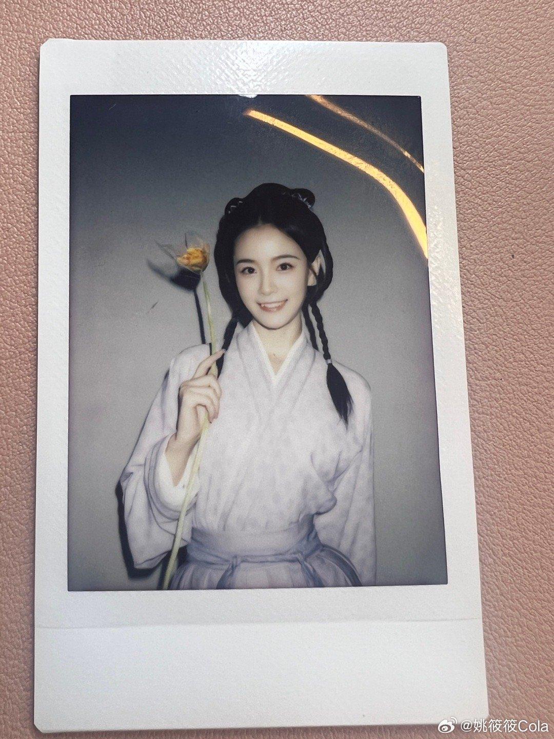 香港人在北京|秘書小莉令姚筱筱Cola成為焦點,她被讚似蔡卓妍。(姚筱筱微博)