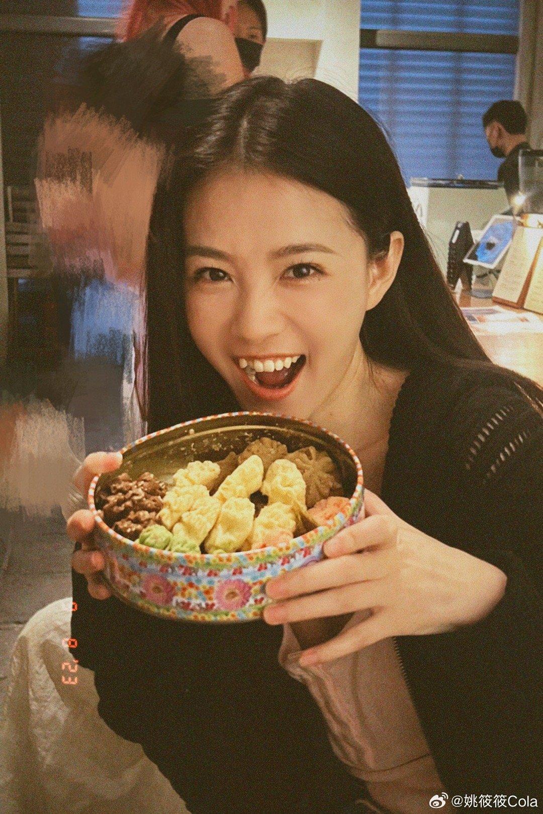 香港人在北京|秘書小莉令姚筱筱Cola成為焦點,她被讚似蔡卓妍。(姚筱筱微博)