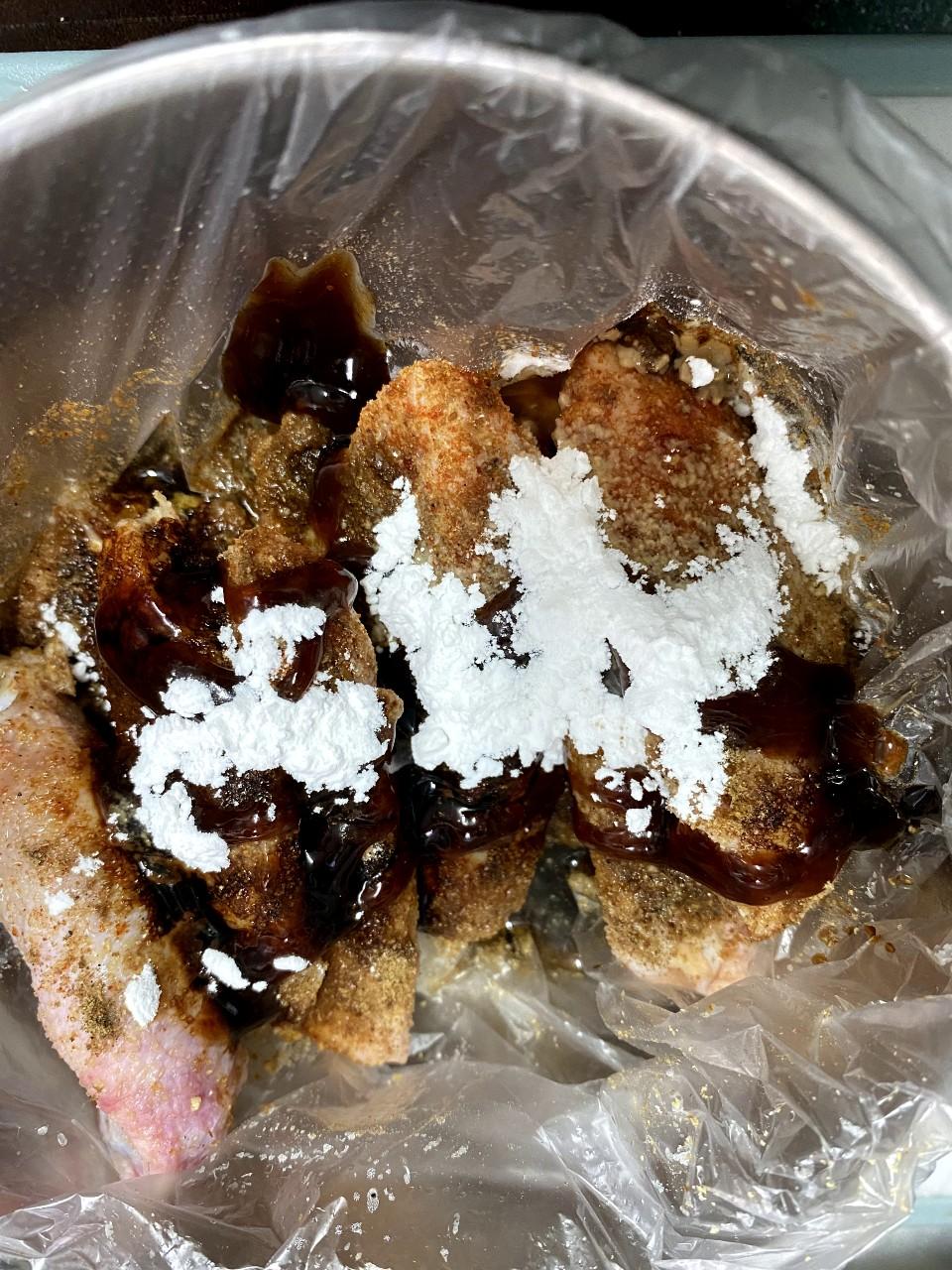 土匪雞翼食譜│依順序加入醃料,把袋口封好,隔著袋子用手按摩雞翼可加速入味,醃15分鐘。臨焗之前,加入1湯匙橄欖油抹勻。