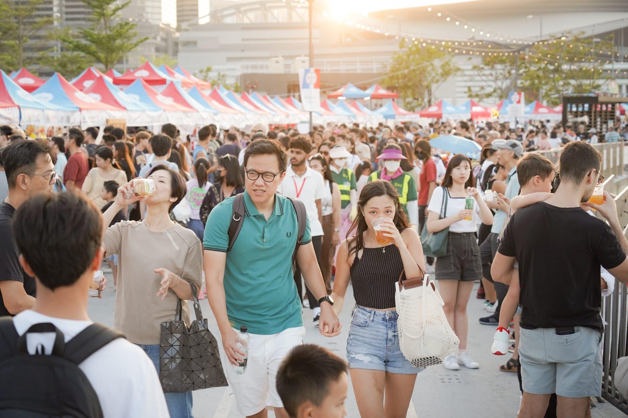 灣仔海濱市集吸引不少市民入場。(李睿哲攝)