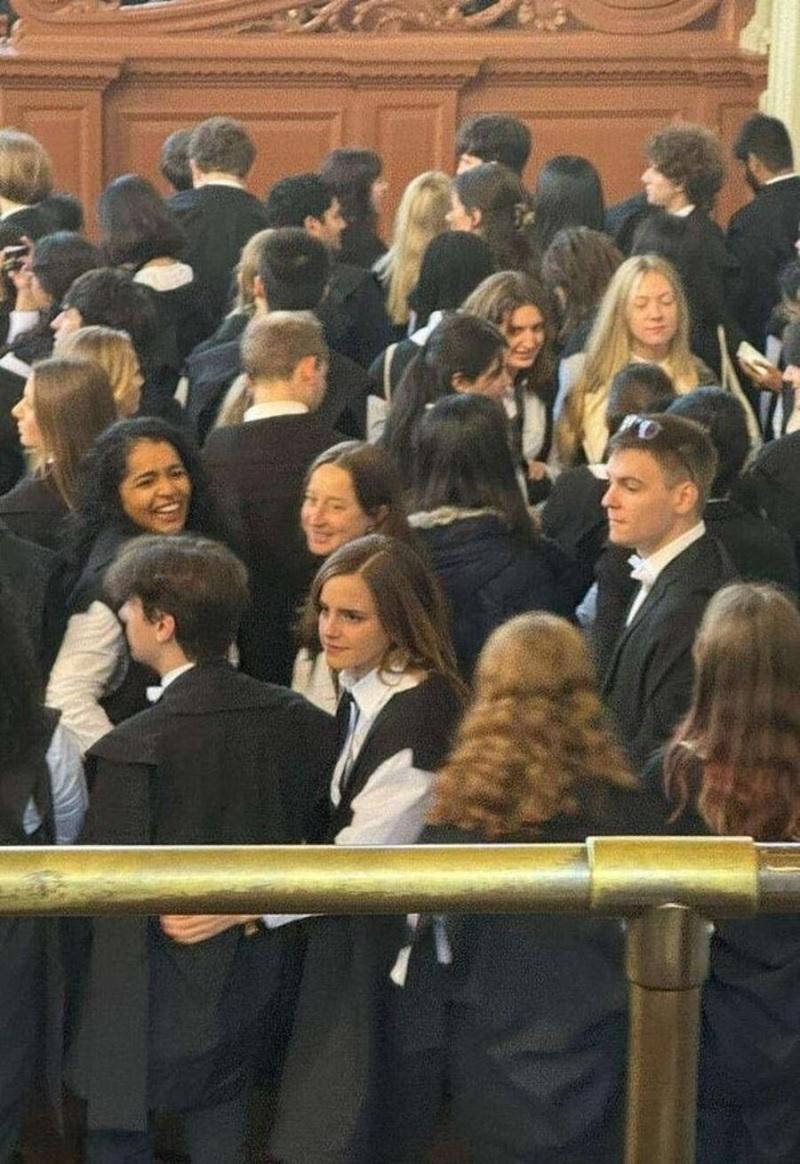 愛瑪出席牛津入學典禮。