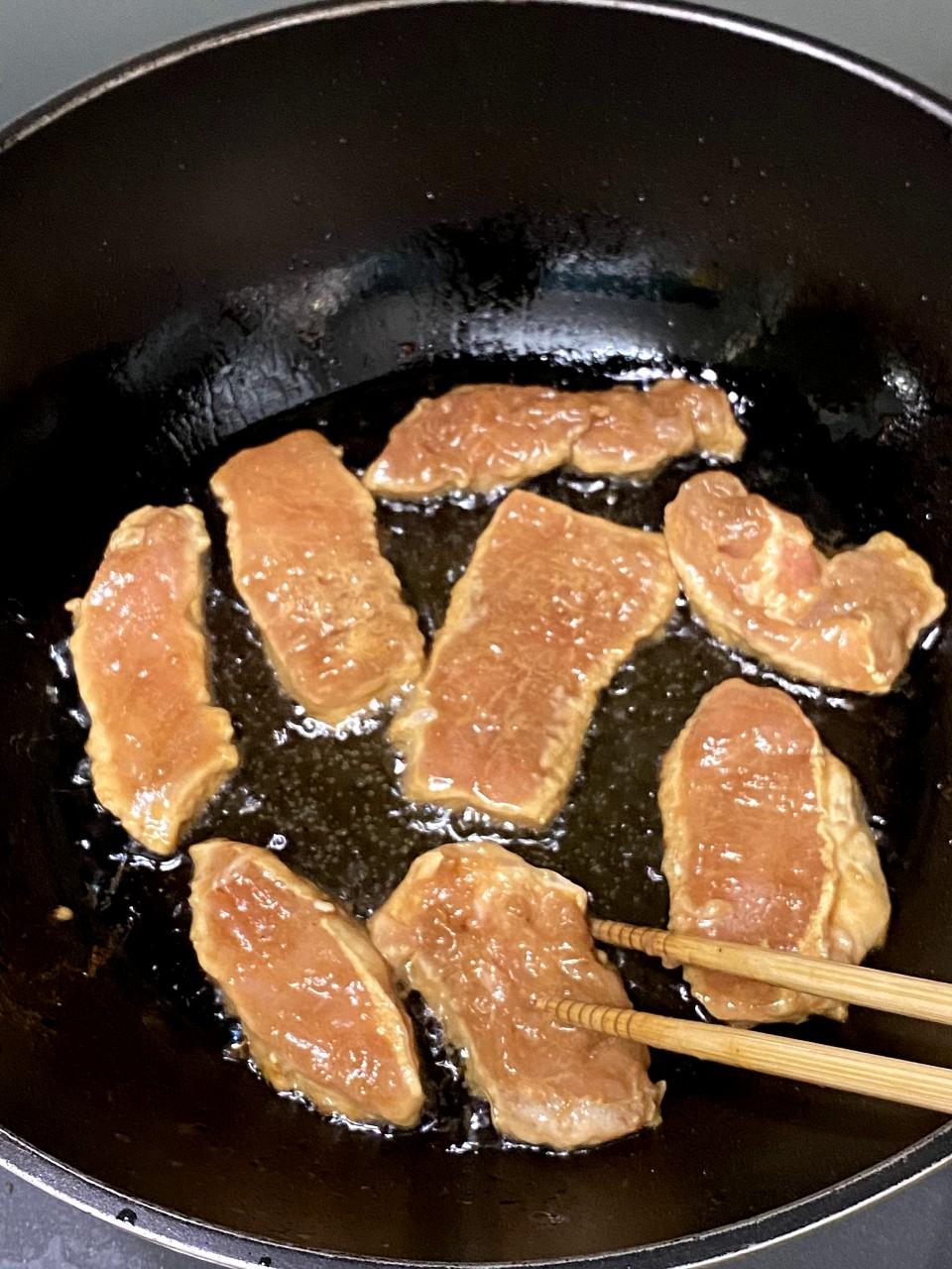 椒鹽豬扒食譜│步驟3 燒熱油,加入豬扒,先煎1分鐘才翻轉身,兩面中火煎至熟,盛起吸油備用。