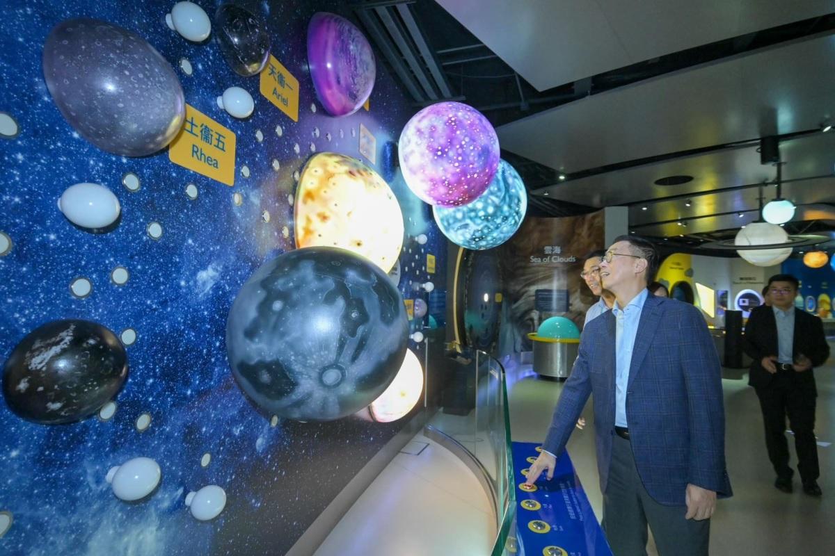 楊潤雄(左二)喺夜晚參觀延長開放時間嘅香港太空館。(楊潤雄FB)