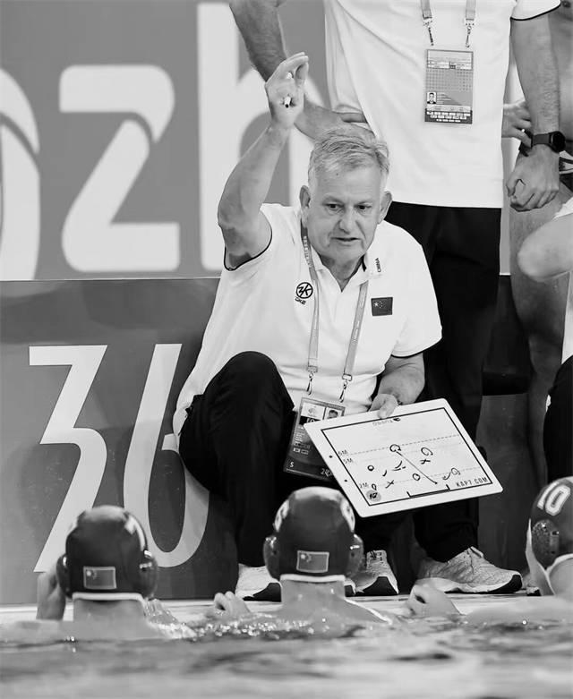 來自黑山的中國男子水球隊主教練波羅比奇(Petar Porobic)於回國航班上因心臟病不幸離世,享年67歲,他在杭州亞運奪得銀牌。(網上圖片)