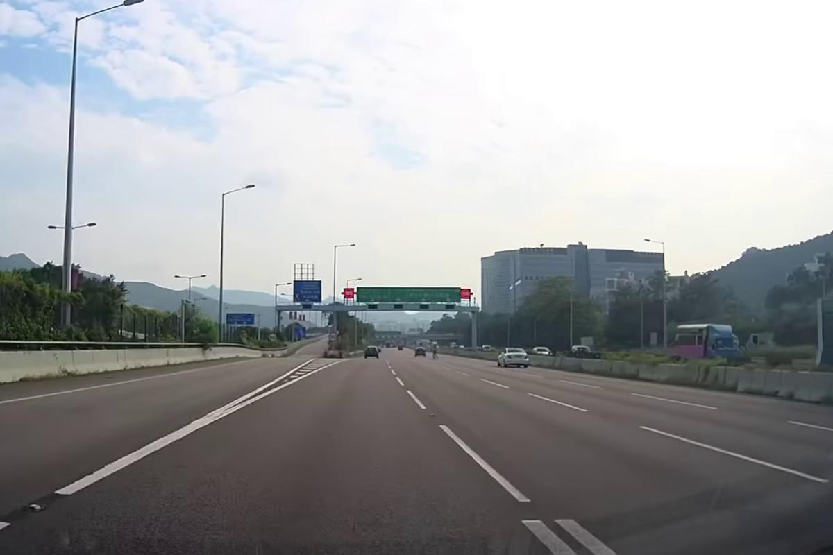 一段流傳的車Cam片顯示,兩名女子十分淡定地在吐露港公路過馬路。(網上影片截圖)