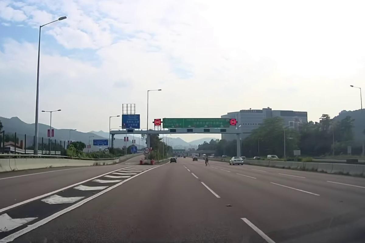 一段流傳的車Cam片顯示,兩名女子十分淡定地在吐露港公路過馬路。(網上影片截圖)