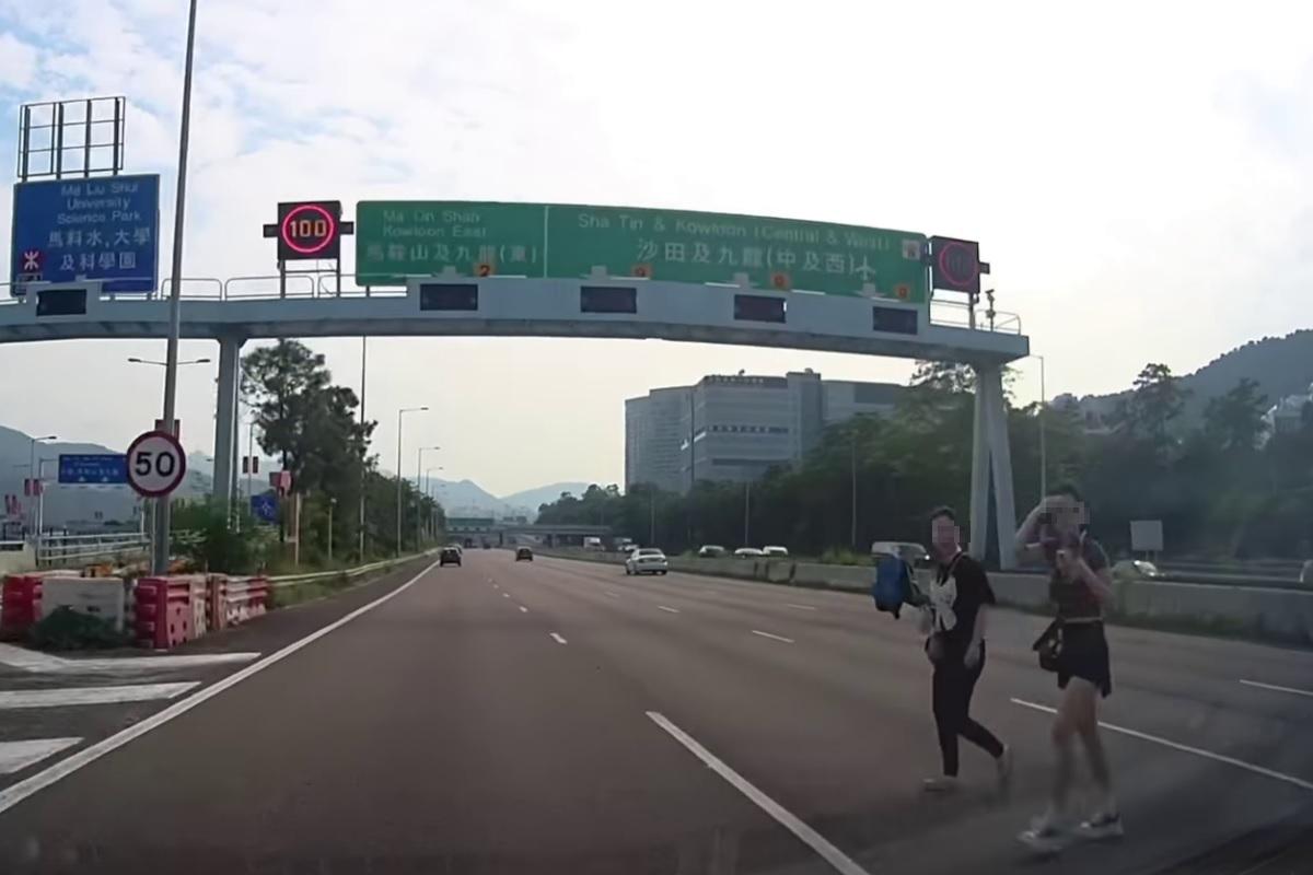 一段流傳的車Cam片顯示,兩名女子十分淡定地在吐露港公路過馬路。(網上影片截圖)