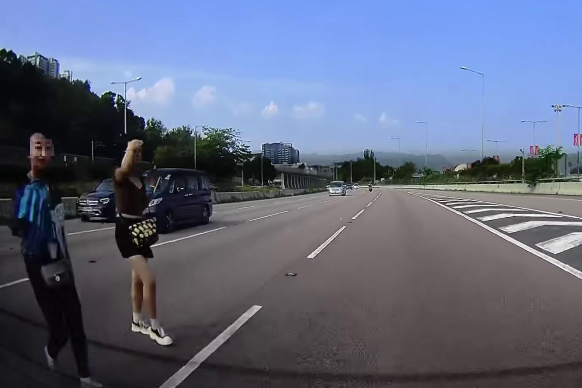 一段流傳的車Cam片顯示,兩名女子十分淡定地在吐露港公路過馬路。(網上影片截圖)