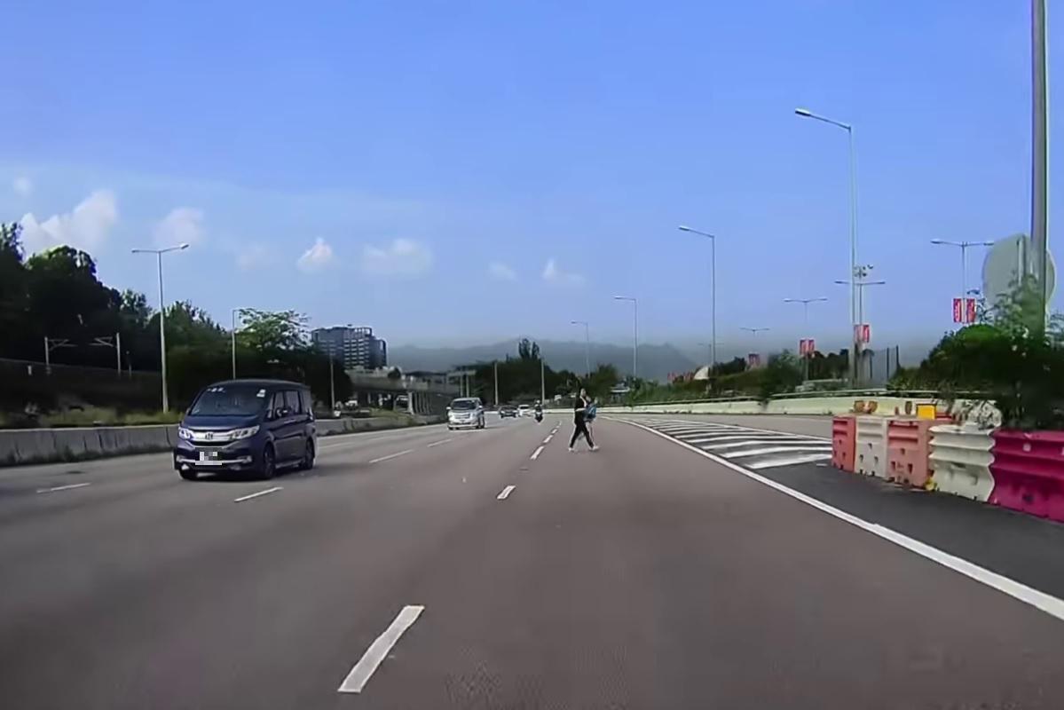 一段流傳的車Cam片顯示,兩名女子十分淡定地在吐露港公路過馬路。(網上影片截圖)