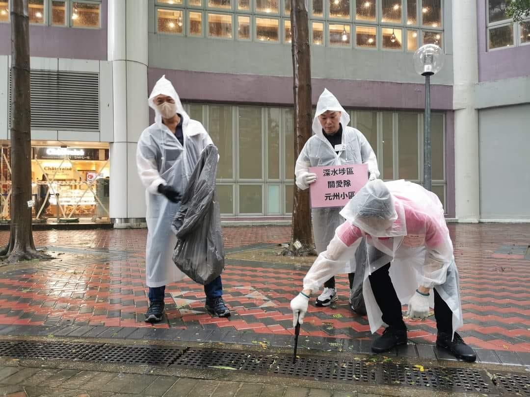 深水埗區元州小區關愛隊日前清理堵塞渠口同街上枯枝樹葉。(陳偉明FB)